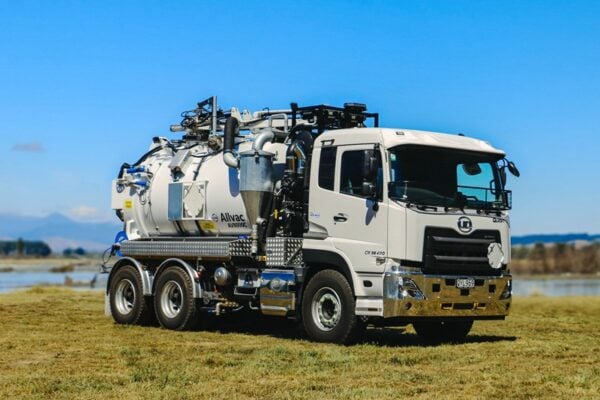Allvac® AV8000C Hydro Excavator Combi on Quon