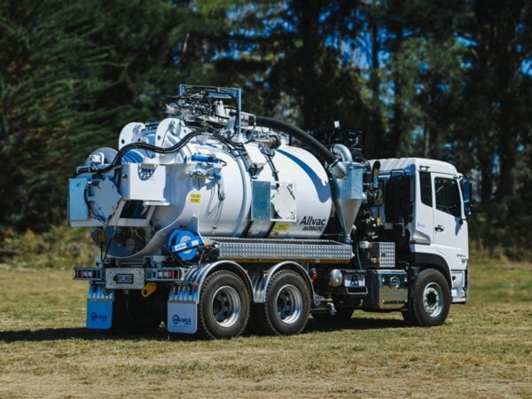Allvac® AV8000C Hydro Excavator Combi on Quon - Image 7