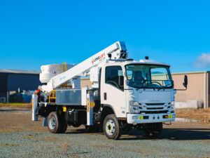 Linelift® DHT120 on Isuzu NPS450 Truck