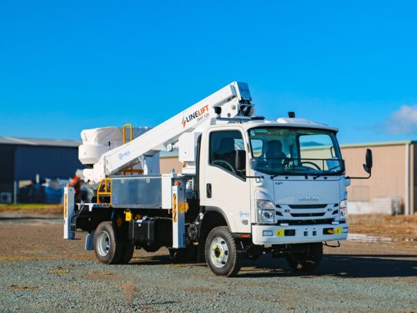 Linelift® DHT120 on Isuzu NPS450 Truck