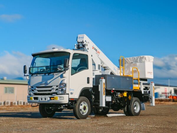 Linelift® DHT120 on Isuzu NPS450 Truck - Image 2