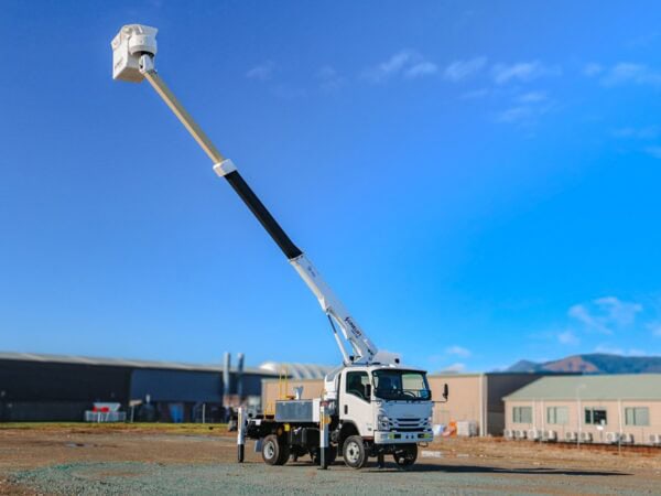 Linelift® DHT120 on Isuzu NPS450 Truck - Image 10