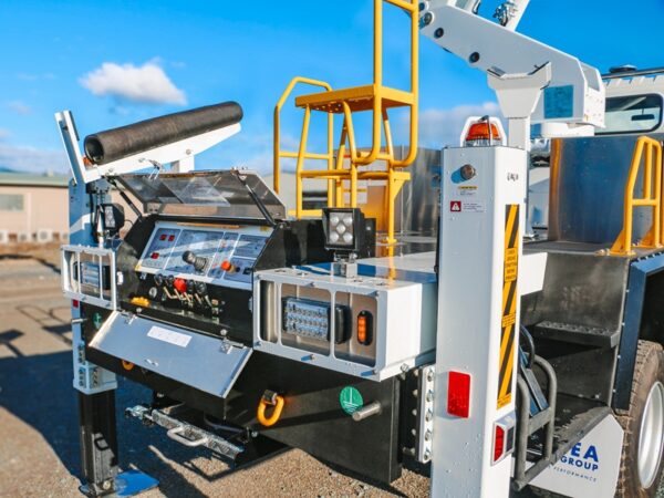 Linelift® DHT120 on Isuzu NPS450 Truck - Image 11