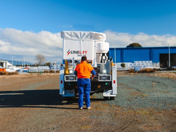 Linelift® DHT120 on Isuzu NPS450 Truck - Image 3
