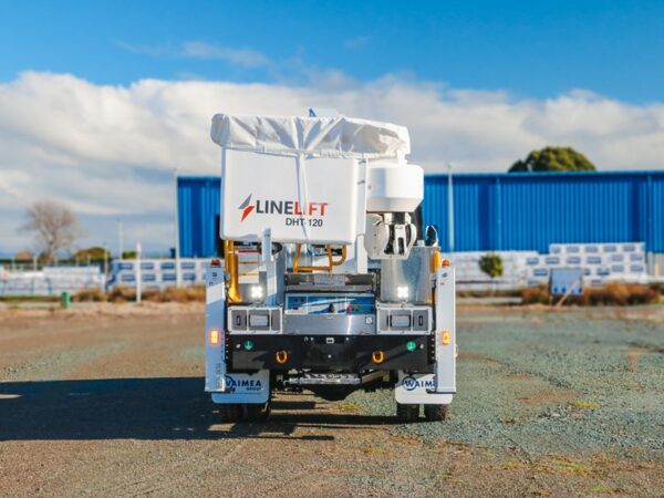 Linelift® DHT120 on Isuzu NPS450 Truck - Image 4