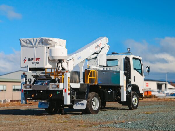 Linelift® DHT120 on Isuzu NPS450 Truck - Image 5