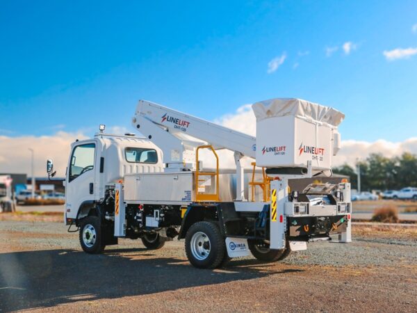 Linelift® DHT120 on Isuzu NPS450 Truck - Image 6