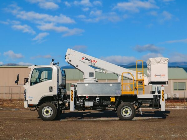 Linelift® DHT120 on Isuzu NPS450 Truck - Image 12