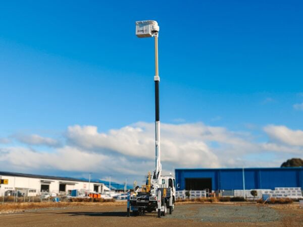 Linelift® DHT120 on Isuzu NPS450 Truck - Image 7