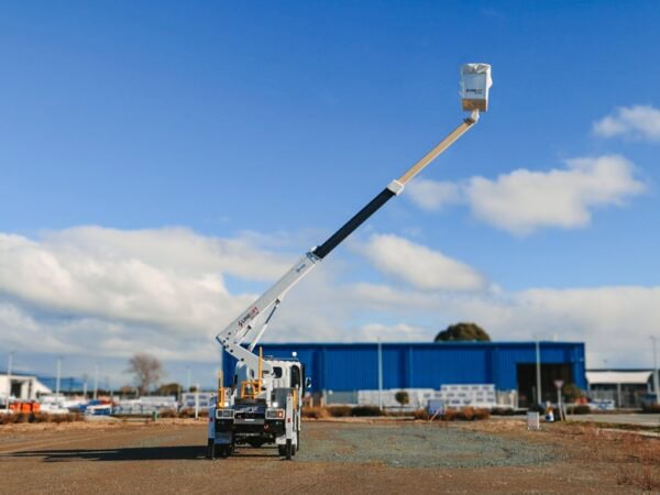 Linelift® DHT120 on Isuzu NPS450 Truck - Image 8