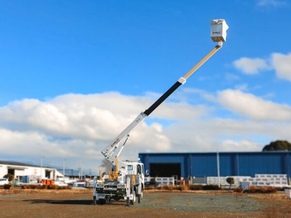 Linelift® DHT120 on Isuzu NPS450 Truck - Image 9