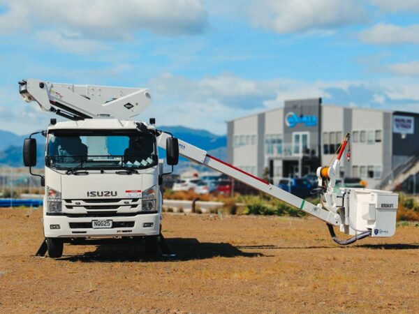 Versalift VST40 on a Isuzu FRR500 - Image 7