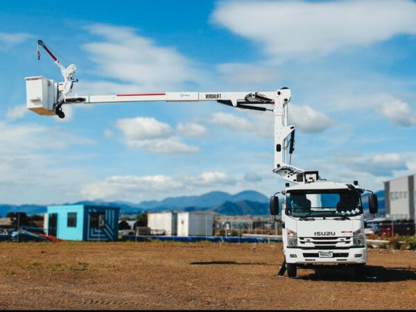 Versalift VST40 on a Isuzu FRR500 - Image 8