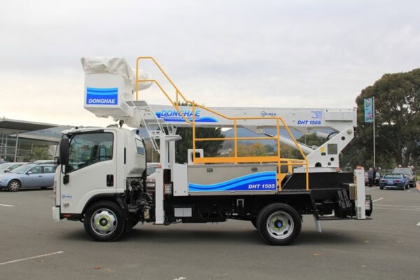Linelift® DHT150S on 2021 NQR500 4x2 Truck