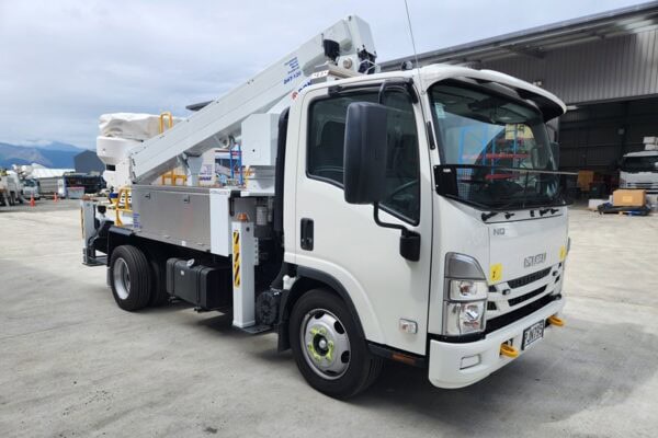 Linelift® DHT120 on Isuzu NQR500