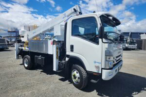Linelift® DHT120 on Isuzu NPS450 4x4